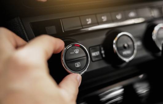 Auto-Klimaanlagen-Lecks: Was Sie wissen müssen, um unterwegs cool zu bleiben