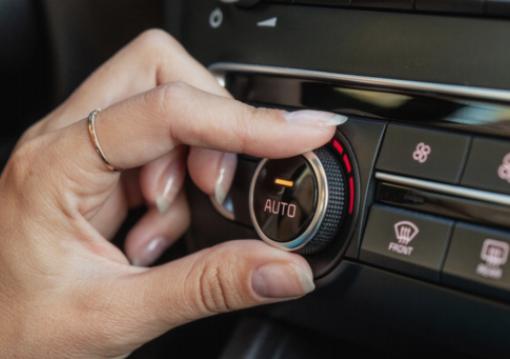 Ignorieren Sie diese 5 ungewöhnlichen Geräusche nicht, die aus der Klimaanlage Ihres Autos kommen