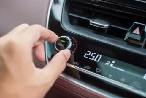 Wie man elektrische Probleme bei der Klimaanlage seines Autos diagnostiziert und behebt