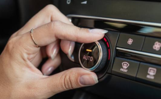 Wie man Klimaanlagenschläuche und -leitungen in Ihrem Auto ordnungsgemäß austauscht und repariert