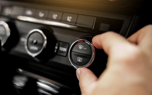 Wie man ungewöhnliche Klickgeräusche aus dem Klimaanlagensystem seines Autos identifiziert und behebt